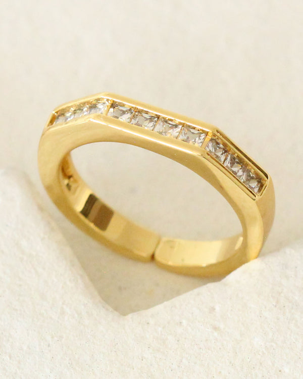 Anillo con zirconia dorado