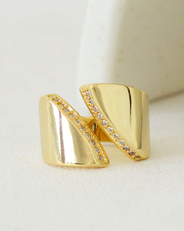 Anillo en chapa de oro con zirconias