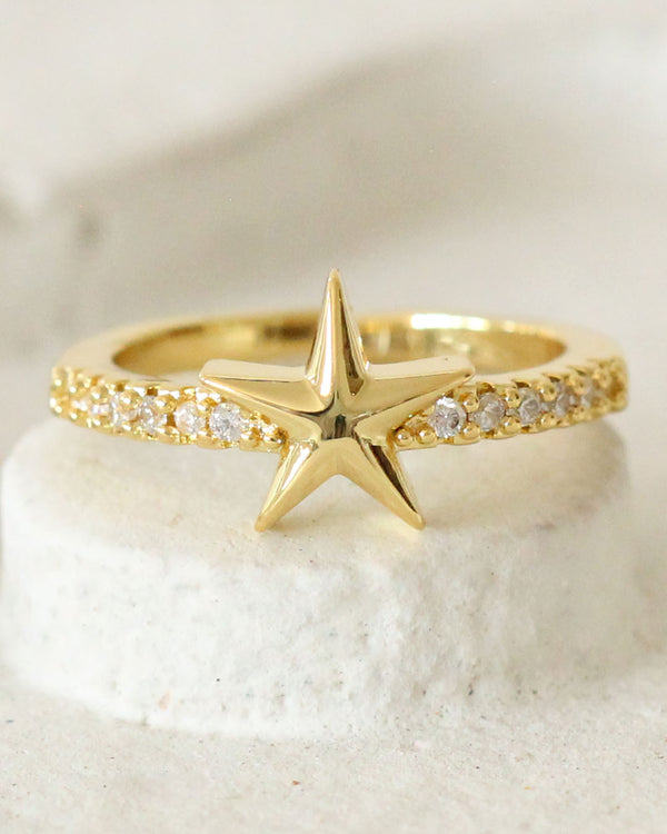 Anillo de estrella con zirconias