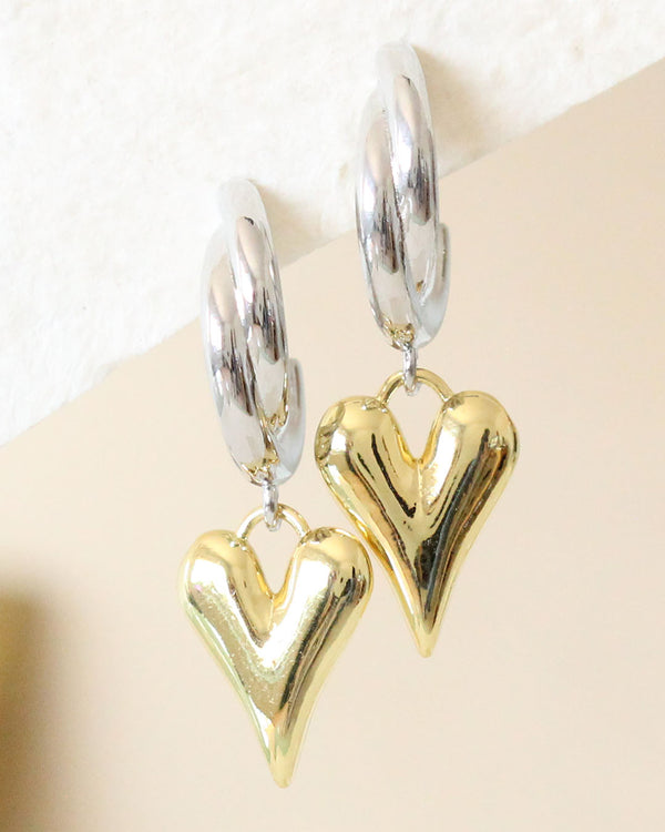 Aretes de corazón en tono plata con dorado