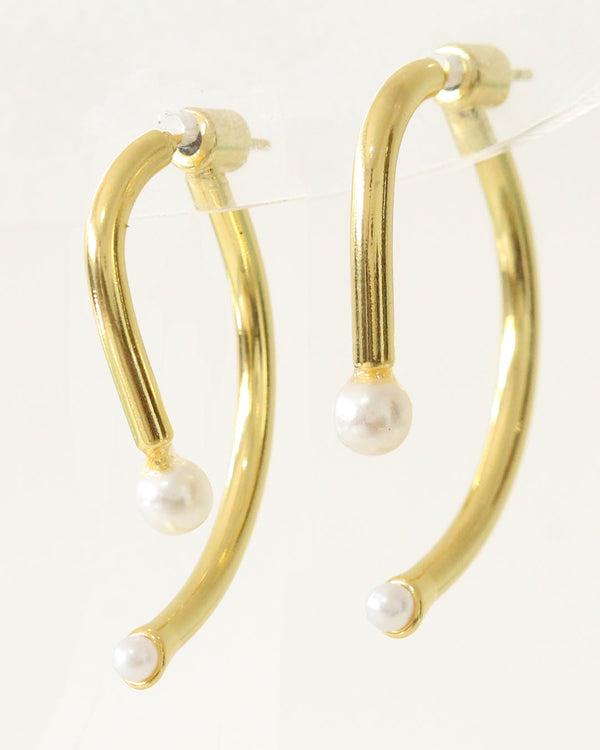 Aretes elegantes con perlas dorados