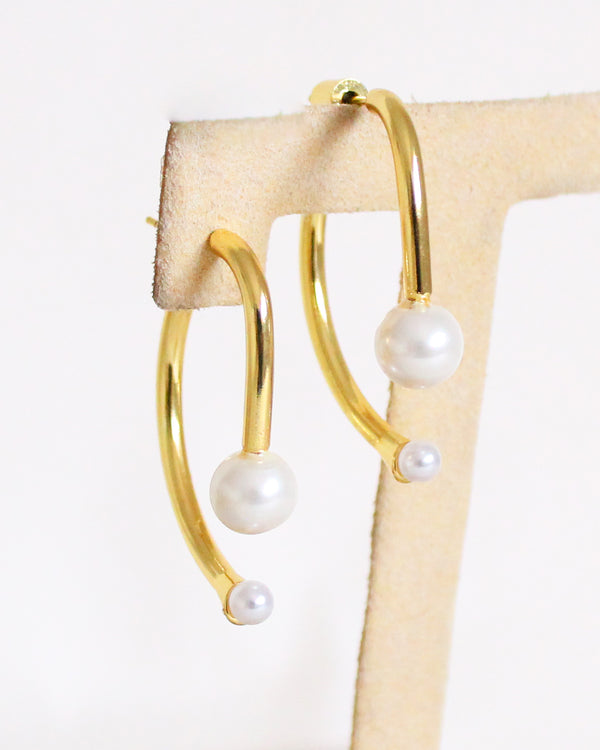 Aretes dorados con perlas elegantes