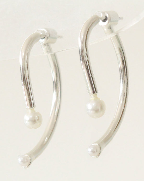 Aretes elegantes con perlas plateados