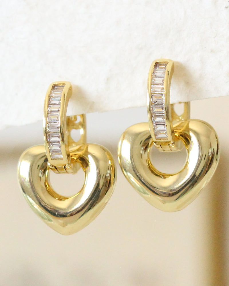 Aretes de corazón dorados