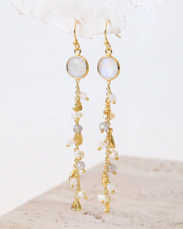 Aretes largos con piedras naturales