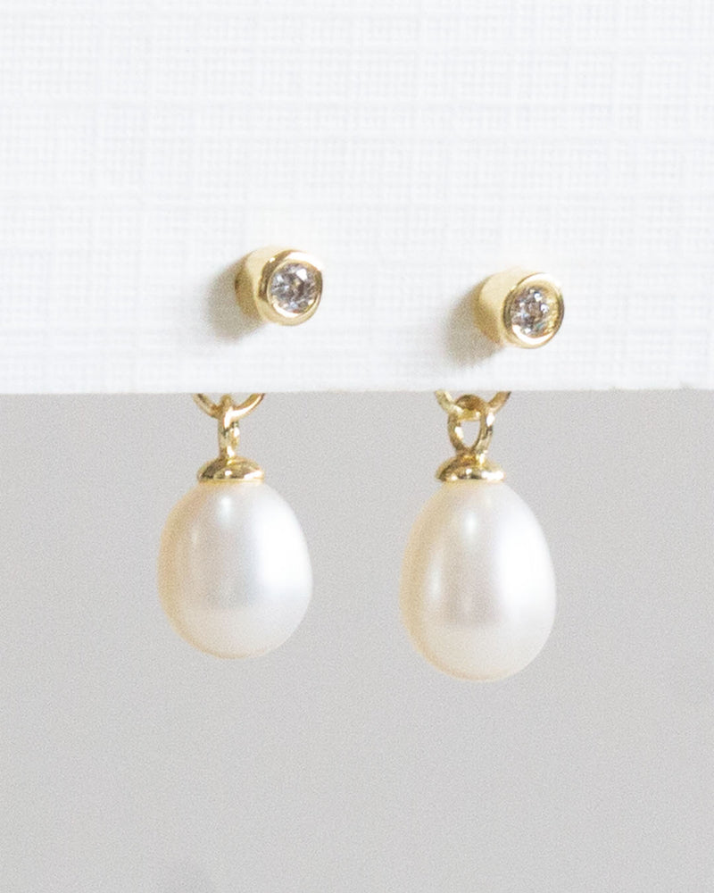 Aretes perla colgando