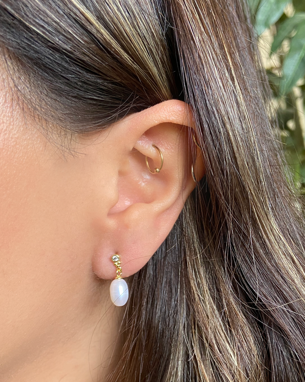Aretes perla colgando