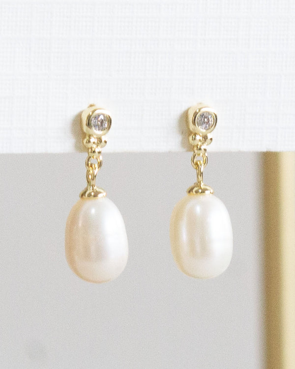 Aretes perla colgando