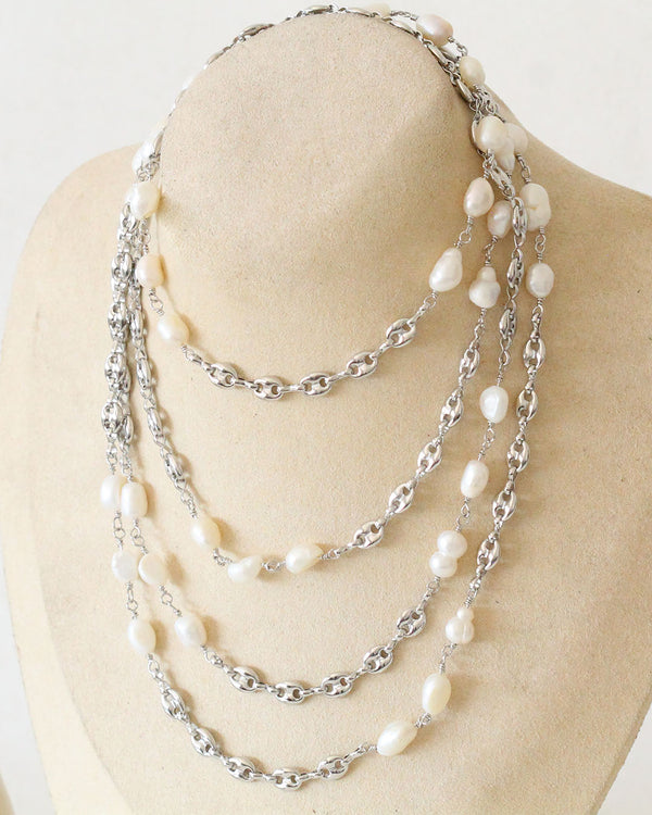 Collar de perlas en tono plateado