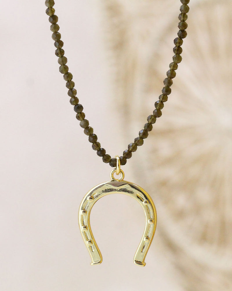Collar de piedra natural con dije de herradura