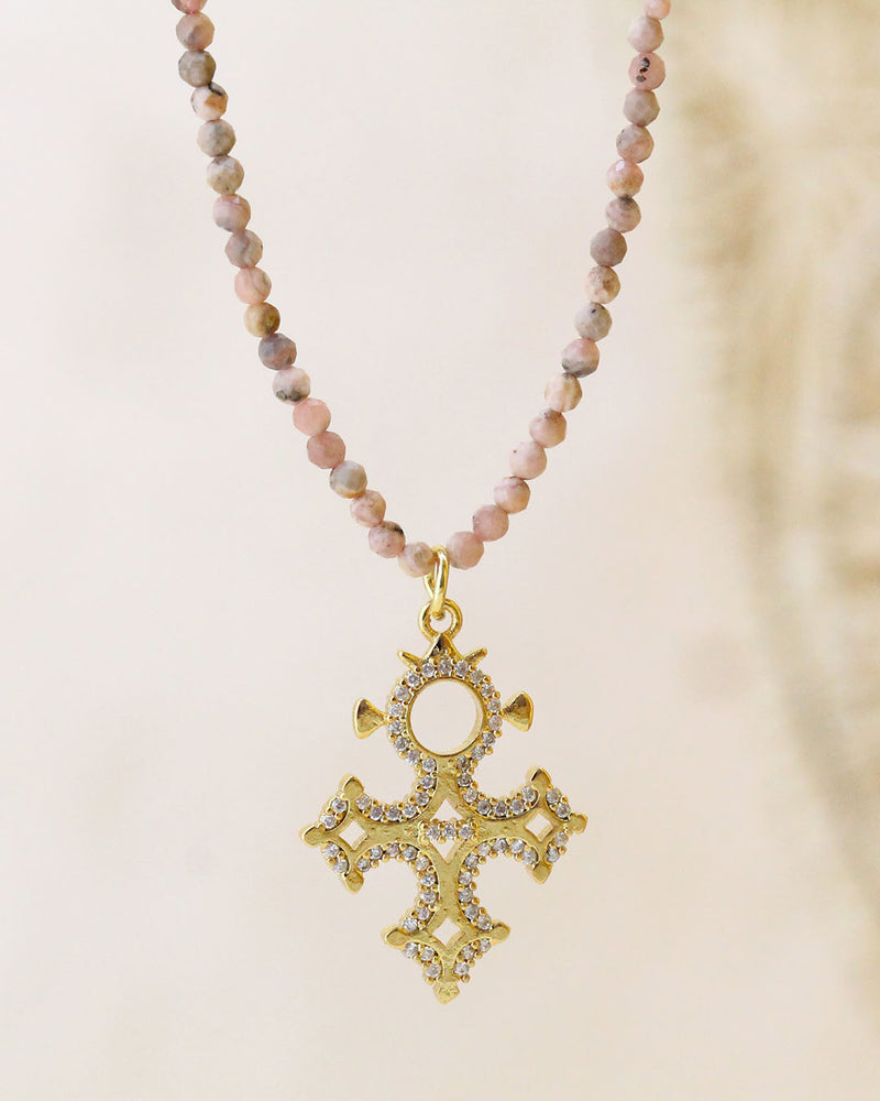 Collar de piedras naturales con dije de cruz