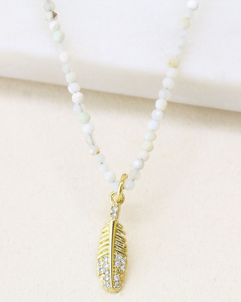 Collar de piedras naturales con dije de pluma