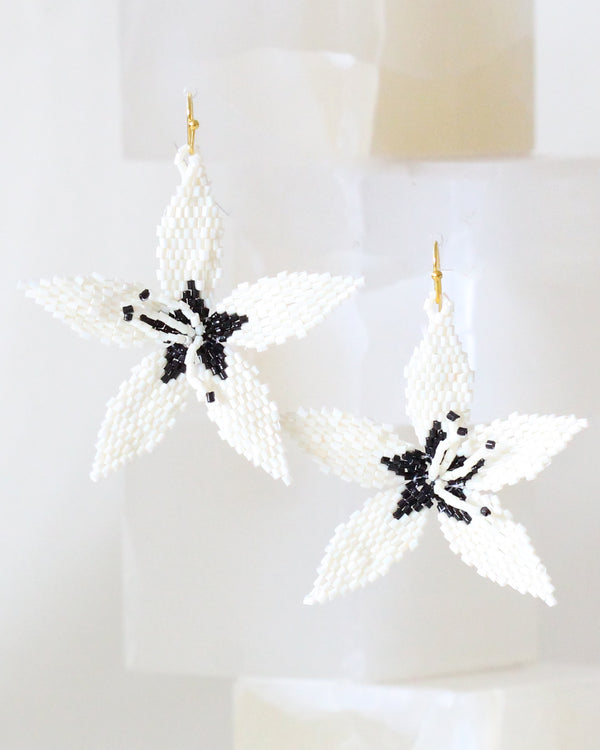 Aretes Flor Ecru