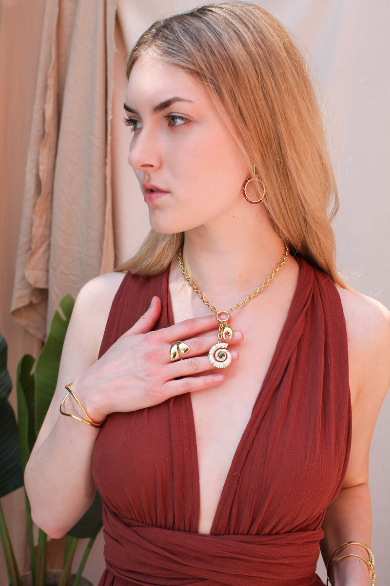 Collar con dije de fósil