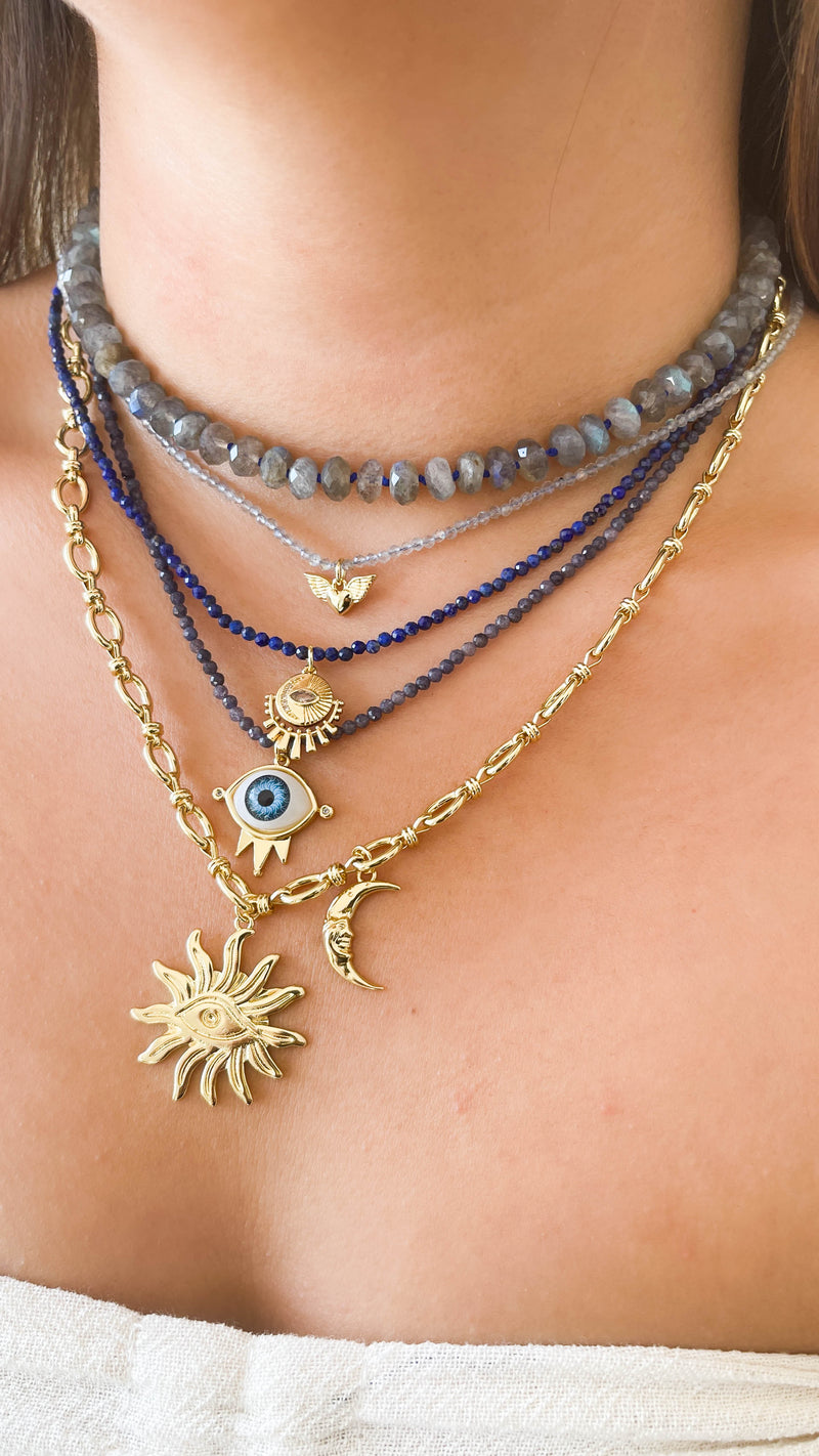 Collar con dije de ojo, sol y luna