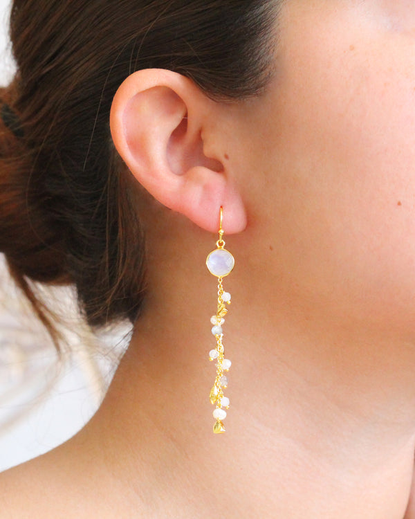 Aretes largos con piedras naturales