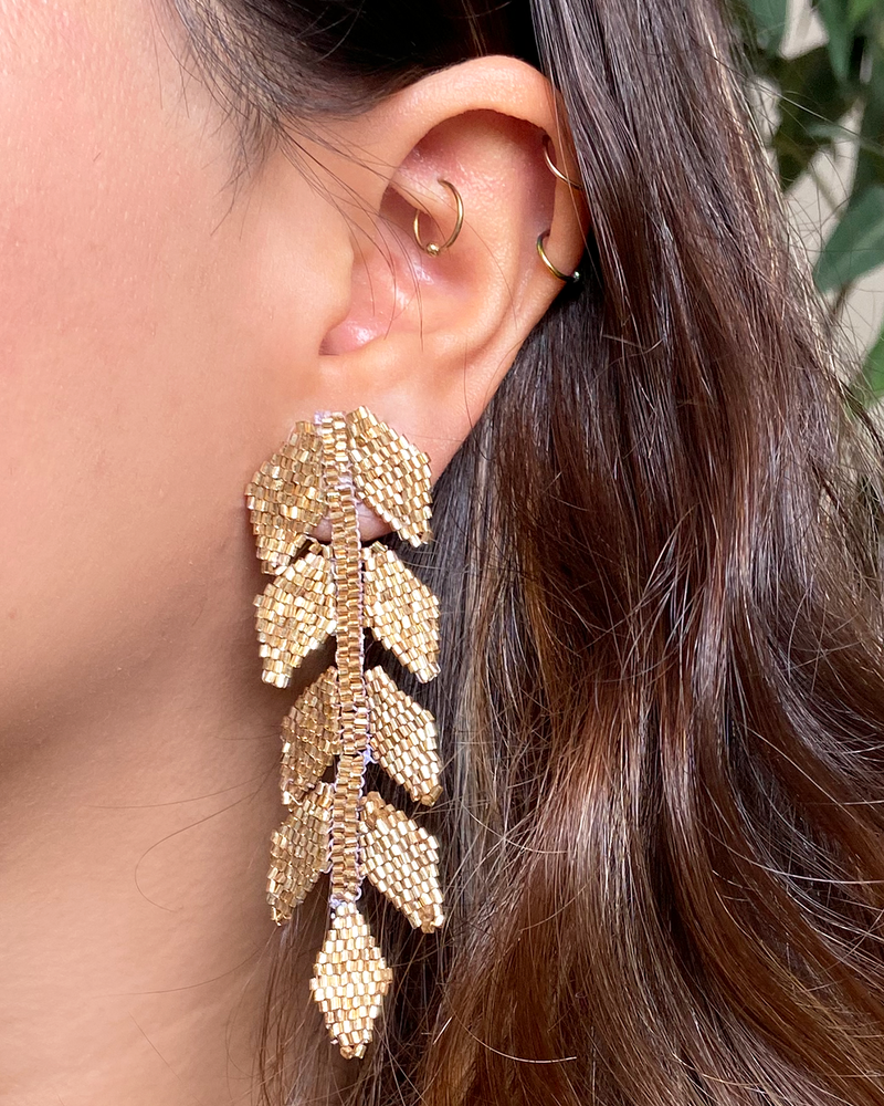 Arete Dorado Pluma Chakira