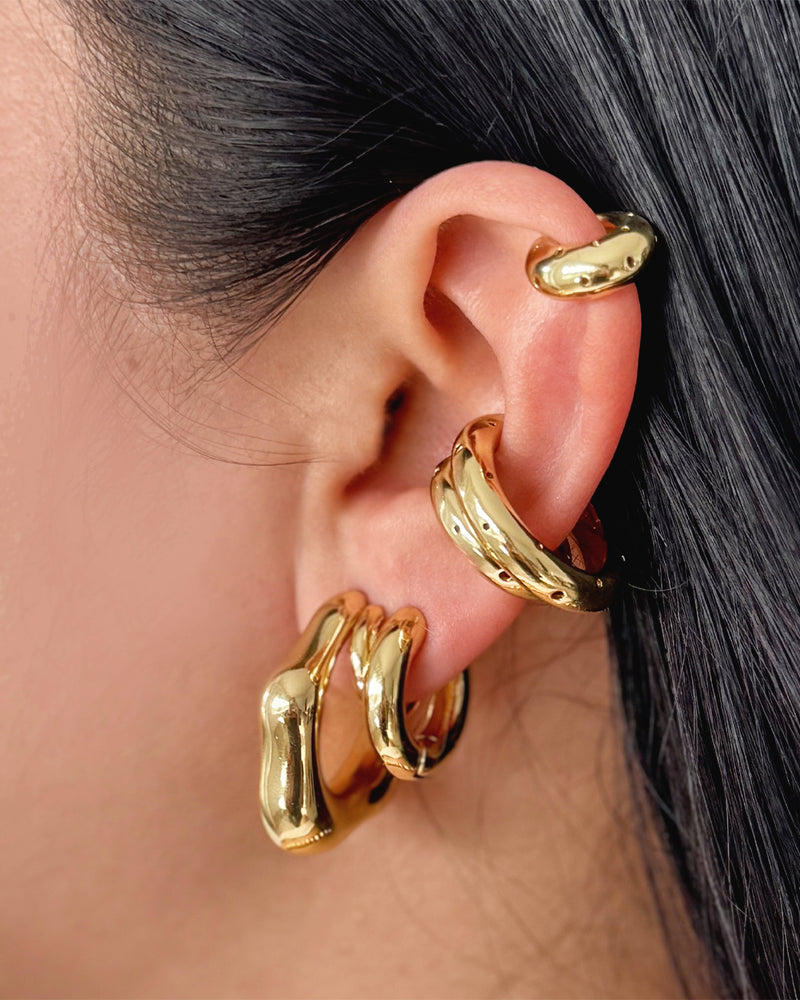 Earcuff y aretes en tonos dorados